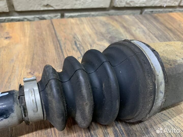 Volkswagen Polo Привод (полуось) передний Левый