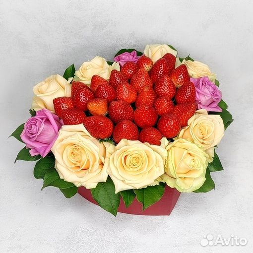 Набор с клубникой и розами. Роскошный подарок