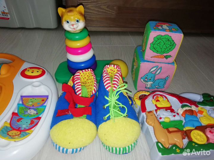 Развивающие игрушки для малышей пакетом