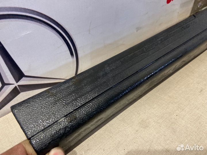 Накладка на порог салона правая Mercedes E250 C207