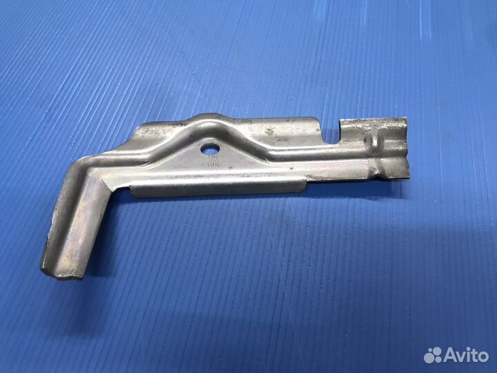 Крепление аккумулятора 5Q0803219C Passat B8