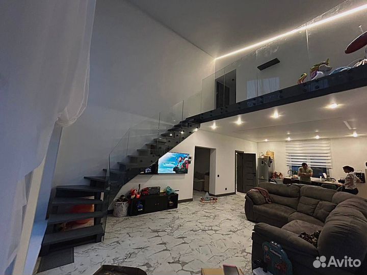 Лестница на двухкосоурном J-профиле на второй этаж