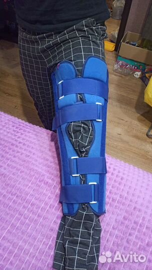 Коленный тутор с металлическими пластинами