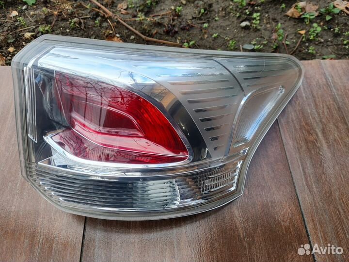 Оригинал Фонарь задний правый Outlander 3