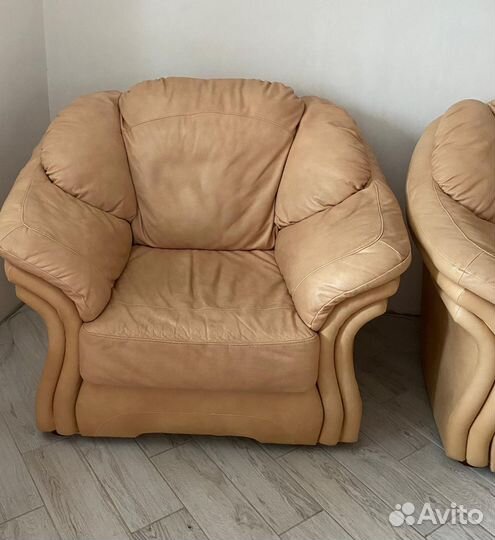 Кожаный диван угловой и кресло