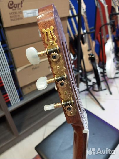 Классическая гитара из массива красного кедра