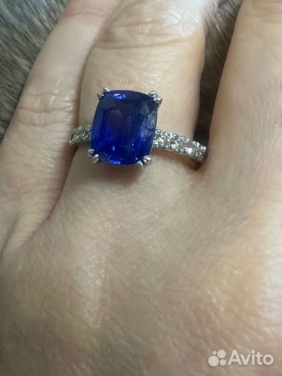 Золотое кольцо с сарпфиром и бриллиантами