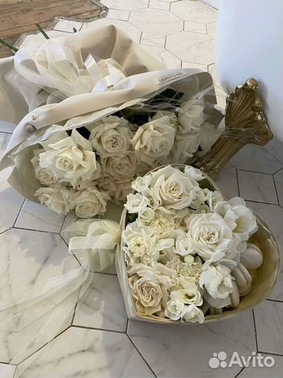 Коробка сердце с цветами и Macarons