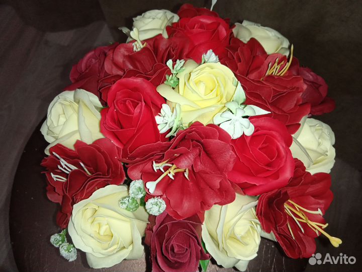 Букет из мыльных роз в шляпной коробке