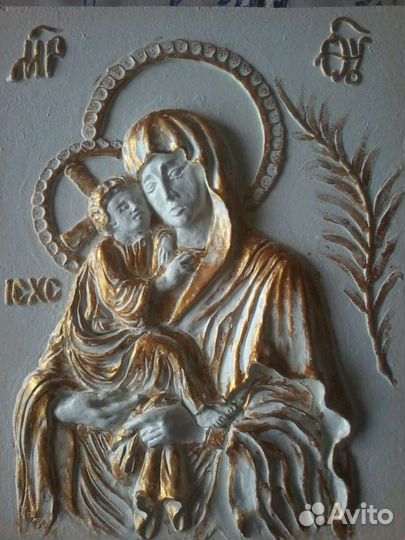 Барельефы на стенах