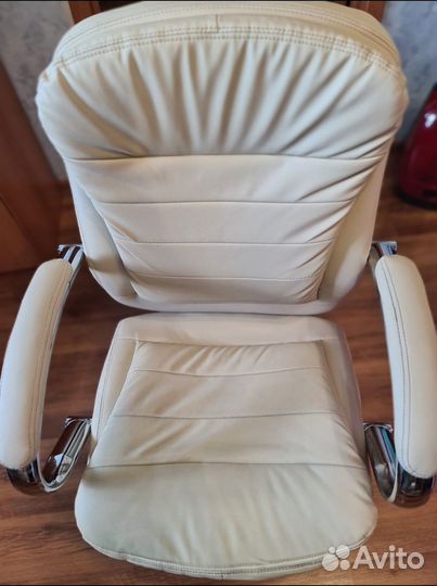 Офисное кожаное кресло