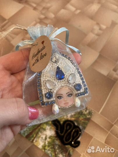 Брошь «Снегурочка»