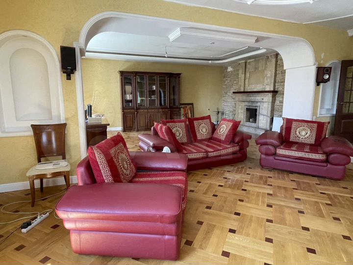 Дом 545 м² на участке 12 сот.