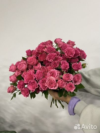 Букет из кустовых розовых роз