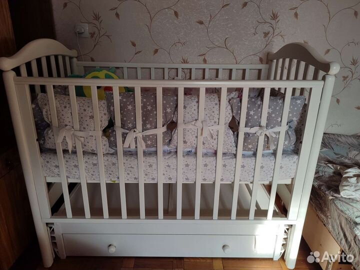 Детская кроватка с маятником и комодом