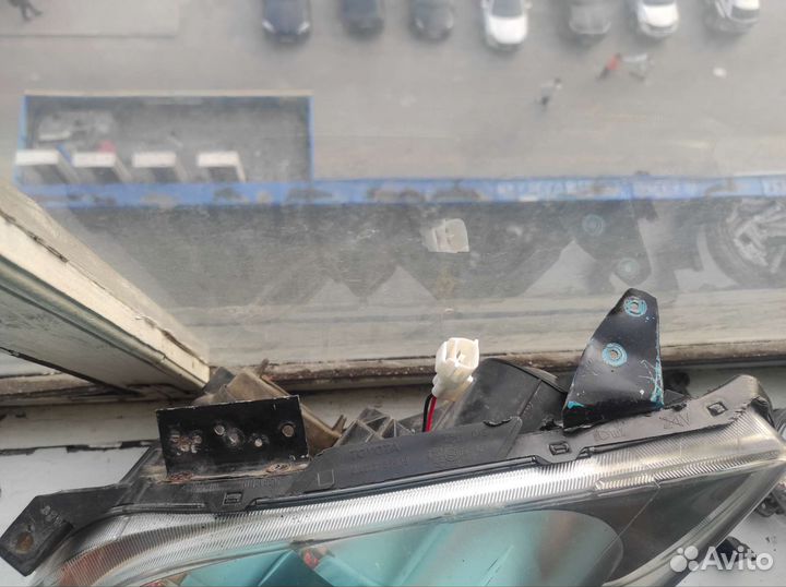 Фары передние на Toyota Avensis 2