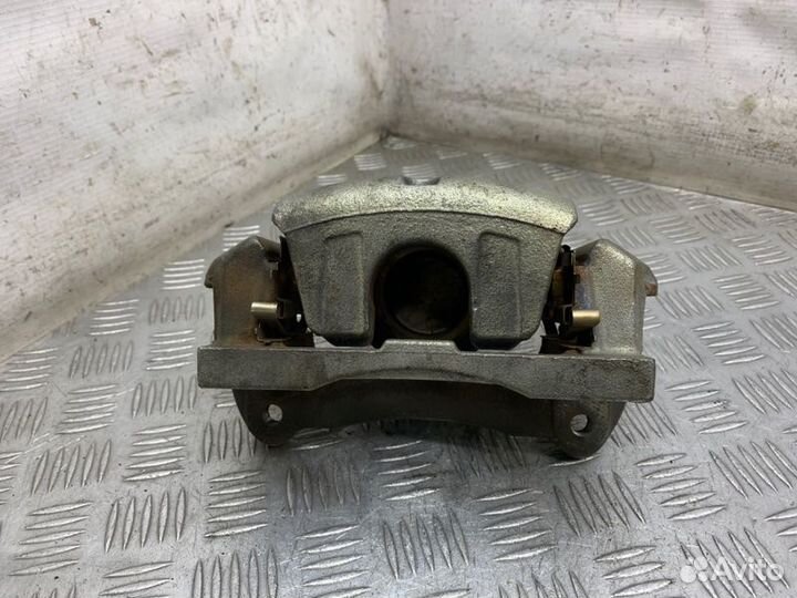 Суппорт тормозной передний левый Lexus Rx300 MCU35