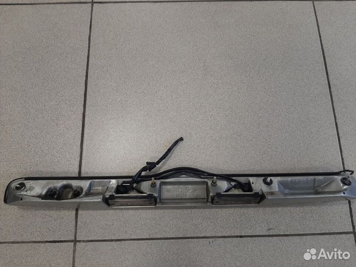 Накладка крышки багажника Toyota Kluger V