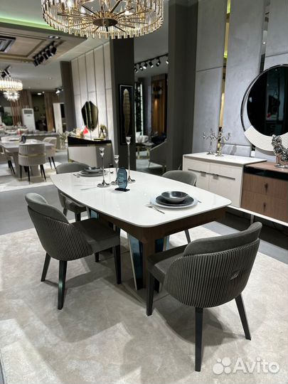 Стол и стулья