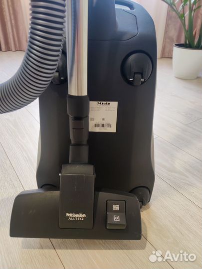 Пылесос с контейнером для пыли Miele Blizzard CX1