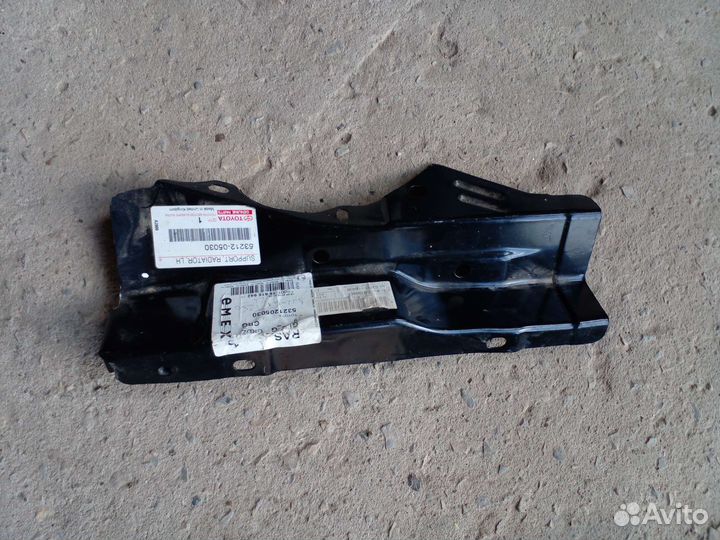 Суппорт радиатора левый Toyota Avensis T250