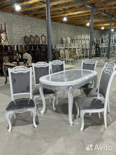 Стол и стулья