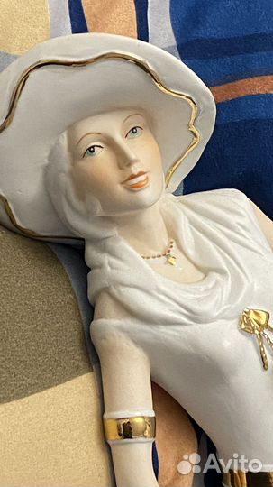 Фарфоровая Статуэтка дама с собакой