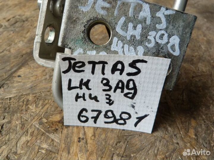Петля двери задней левой нижняя VW Jetta 2006-2011