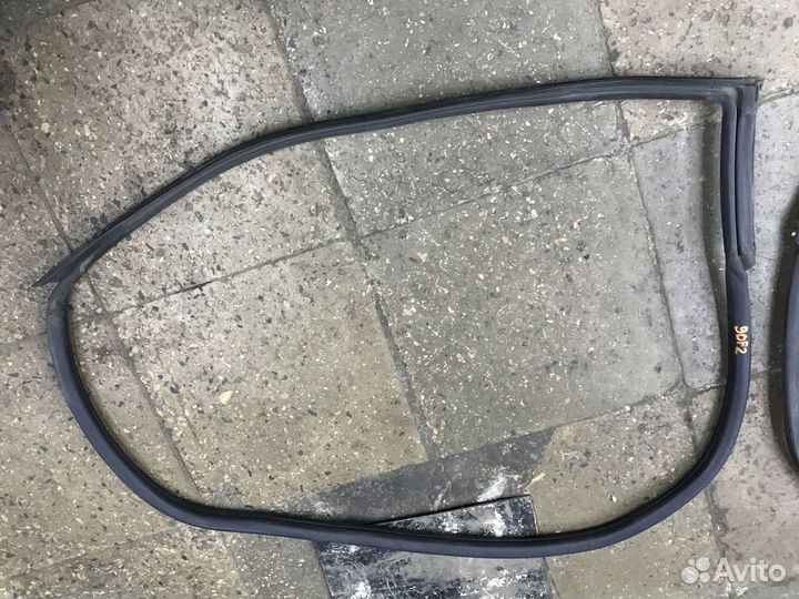 Уплотнитель двери Chevrolet Camaro V 10-15