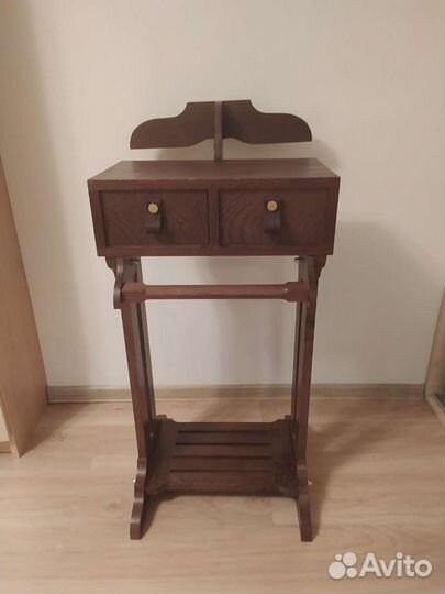 Вешалка для одежды с полкой