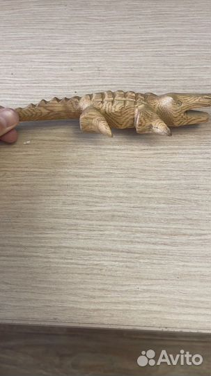 Крокодил из дерева