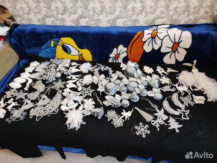 Новогодние игрушки цветы