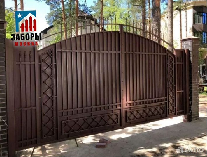 Распашные ворота с забором