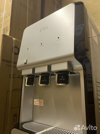 Кулер для воды с тремя краниками