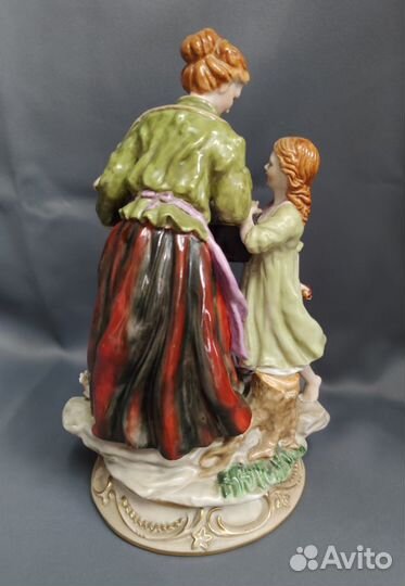 Статуэтка «Девочка и продавщица кукол» Meissen