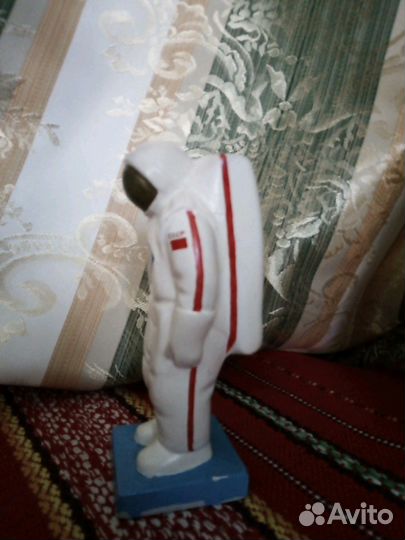 Статуэтки Космонавт