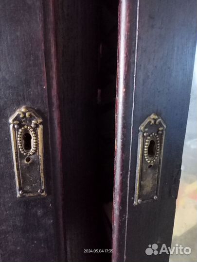 Старинный шкаф