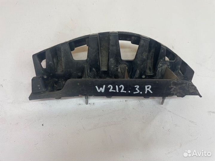 Кронштейн бампера задний правый Mercedes-Benz