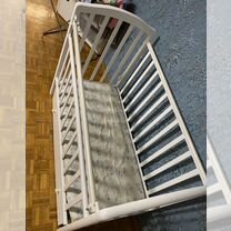 Детская кроватка с маятником и ящиком