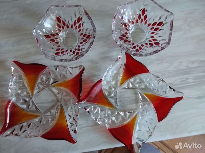 Стеклянные вазочки и тарелка