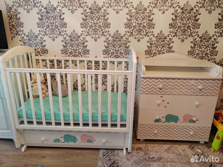 Детская кровать и пеленальный комод