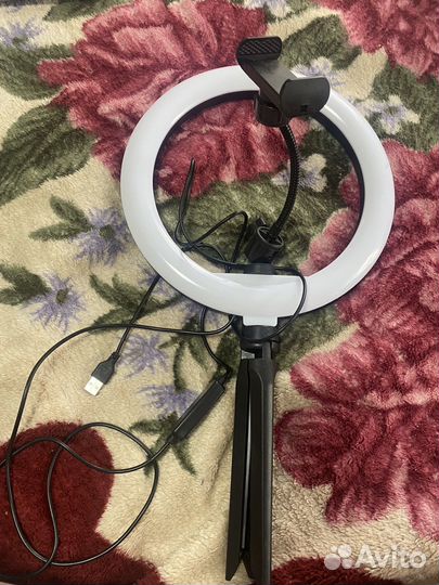 Кольцевая лампа с настольным триподом