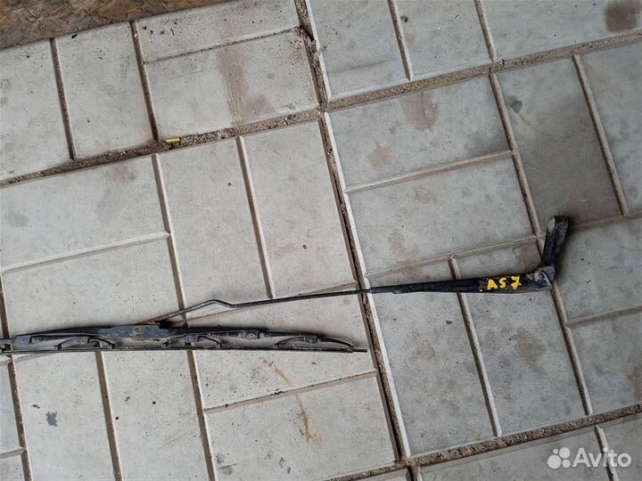 Поводок стеклоочистителя передний правый VW Passa