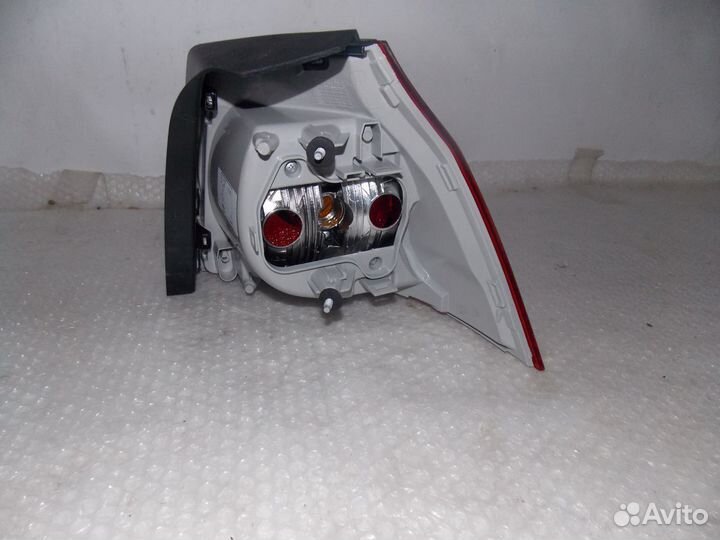 Фонарь задний наружный левый VW golf V 110400012