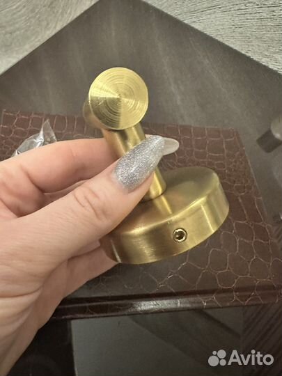 Крючок настенный матовое золото