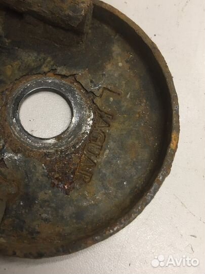 Кронштейн выхлопной системы левый (Jaguar XJ)