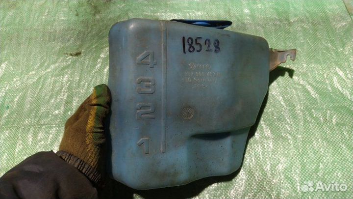 Бачок омывателя Volkswagen Passat B3 универсал