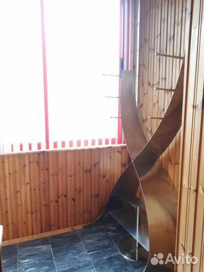 Дизайнерская напольная вешалка для одежды