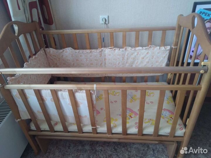 Детская кроватка с маятником