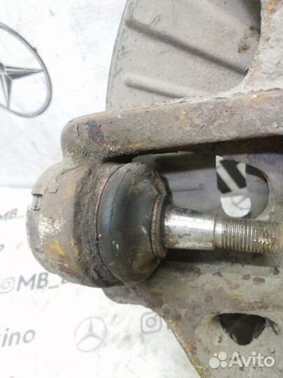 Поворотный кулак передний правый Mercedes Ml W163